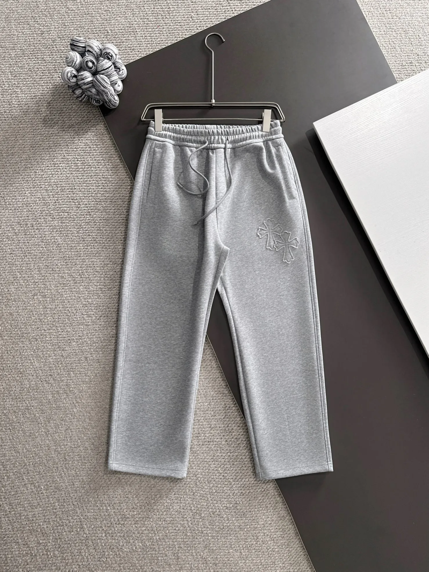 P310 Chrome Hearts* (exclusive quality in the market) hot style 2꯭0꯭2꯭5 new autumn pants original ⌚️ high version Chrome Hearts The fabric is made of 380g high-density double-sided Chinese custom fabric. No deformation, no shrinkage, three-dimensional drape. Introduction to the process: front and back burnt appliqué embroidery. Customized hardware accessories. Color: gray SIZE: M-XXXL